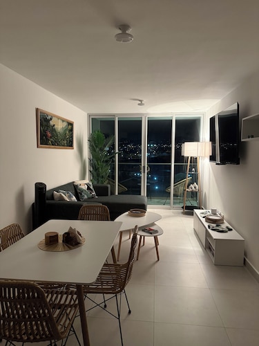 Cozy Centrally located Condo w/ Mountain view, Pool, & Gym