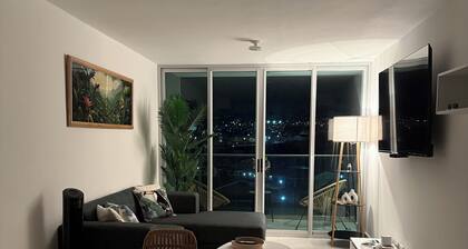 Cozy Centrally located Condo w/ Mountain view, Pool, & Gym