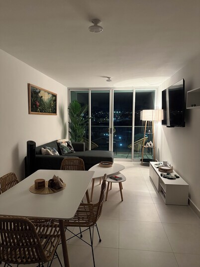 Cozy Centrally located Condo w/ Mountain view, Pool, & Gym