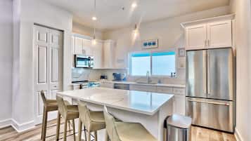 House, Multiple Beds (Azul Townhomes A5) | Private kitchen