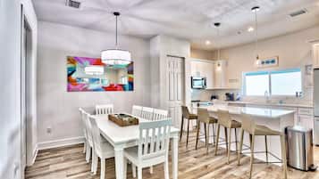 House, Multiple Beds (Azul Townhomes A5) | Dining