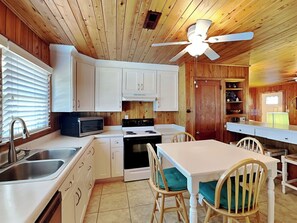 Studio (3 Bedrooms) | Property amenity