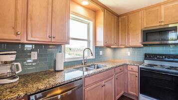 Studio (3 Bedrooms) | Property amenity