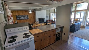 Una cucina moderna con mobili in legno, piano cottura integrato e un'isola grande.
