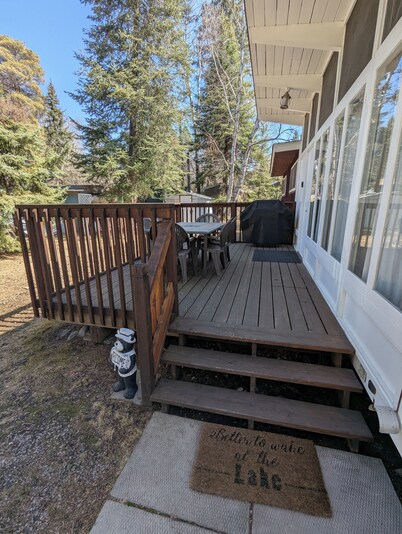 Cozy Cottonwood Cabin at Falcon Lake –Walk to Beach, Shops, Activities & Trails!