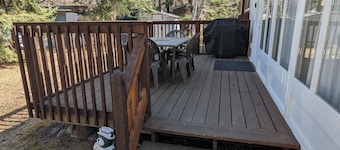 Cozy Cottonwood Cabin at Falcon Lake –Walk to Beach, Shops, Activities & Trails!