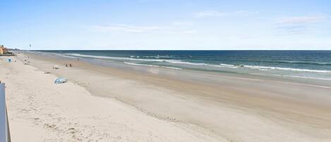 Apartamento, varias camas (Sea Coast Gardens II 301) | Playa | Ubicación a pie de playa