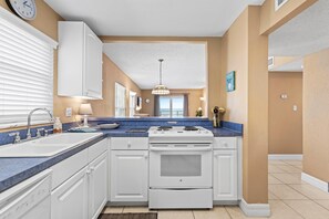 Appart'hôtel, plusieurs lits (Sea Coast Gardens II 301) | Cuisine privée | Four, grille-pain