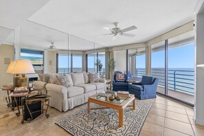 Living area - Ebb Tide 806 (New Smyrna Beach)
