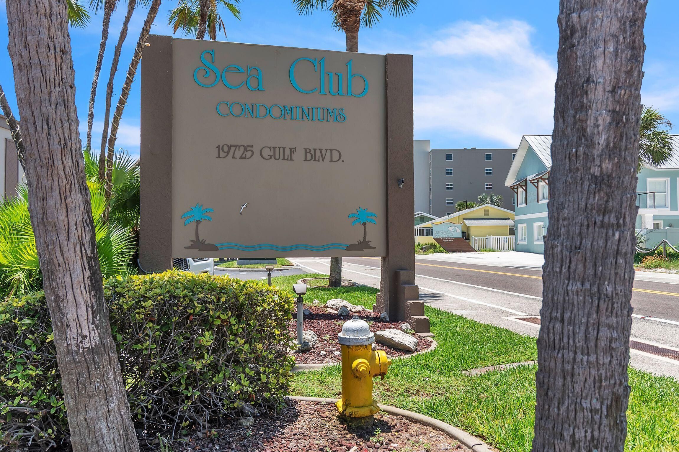 En skylt för Sea Club Condominiums, adress: 19725 Gulf Blvd.