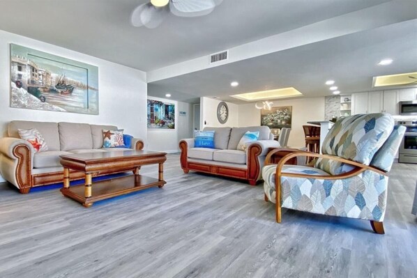 Appart'hôtel, plusieurs lits (Sea Club #46 - Coastal Gem) | Coin séjour | Télévision