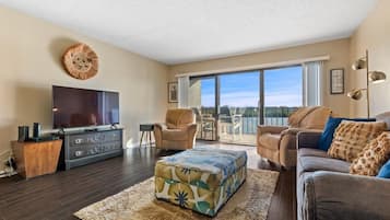 Condo, 1 King Bed (Sea Club #102 - Another Day in Paradi) | Living area