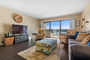 Condo, 1 cama King size (Sea Club #102 - Another Day in Paradi) | Área de sala de estar