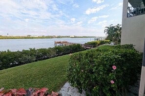 Apartamento, varias camas (Sea Club #29 - Our Sunrise Nest) | Jardines del alojamiento