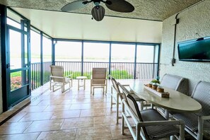 Apartamento, varias camas (Sea Club #29 - Our Sunrise Nest) | Restaurante al aire libre