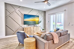 Casa, varias camas (Azul Townhomes C1 - Sol Retreat) | Área de sala de estar
