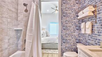 House, Multiple Beds (Azul Townhomes C1 - Sol Retreat) | Bathroom