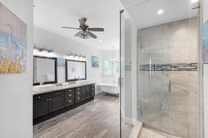 House, Multiple Beds (Serenity by the Sea) | Bathroom