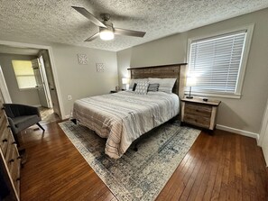 4 bedrooms, iron/ironing board, WiFi, bed sheets