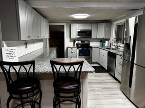 Kylskåp, mikrovågsugn, ugn och spishäll