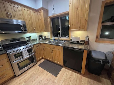 Fridge, microwave, oven, stovetop. Mountainside Family Chalet