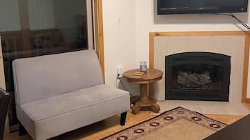 TV, caminetto, lettore DVD, studio