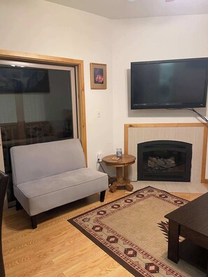 TV, fireplace, DVD player, offices - Mountainside Chalet S (TUOLUMNE MEADOWS)