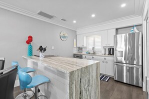 Condo, várias camas (Colony Beach Club 250) | Cozinha privada | Fogão, torradeira