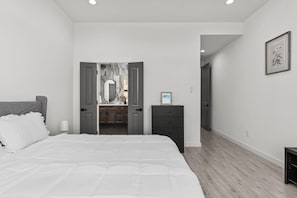 3 bedrooms, in-room safe, desk, iron/ironing board