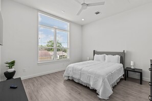 3 Schlafzimmer, Zimmersafe, Schreibtisch, Bügeleisen/Bügelbrett