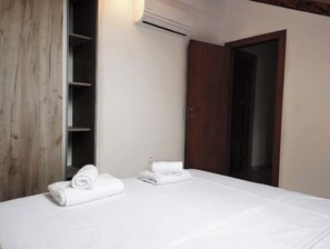 3 bedrooms, iron/ironing board, free WiFi, bed sheets - Sunny apartment with sea view, city center (Tivat)