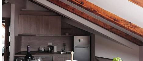 Køleskab, mikrobølgeovn, ovn, kogeplade