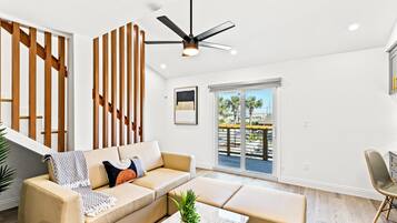 Apartment, Multiple Beds (Ocean Breeze 5C) | Living area