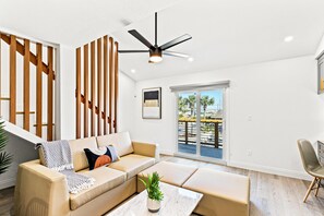Apartment, Multiple Beds (Ocean Breeze 5C) | Living area