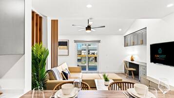 Apartment, Multiple Beds (Ocean Breeze 5C) | Interior