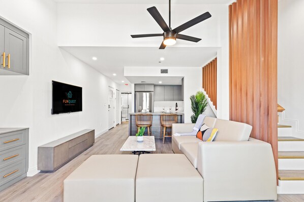 Living area - Ocean Breeze 5C (Panama City Beach)