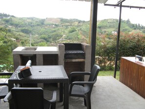 Outdoor dining - BEAUTIFUL FARM WITH POOL AND JACUZZI (El Peñol)