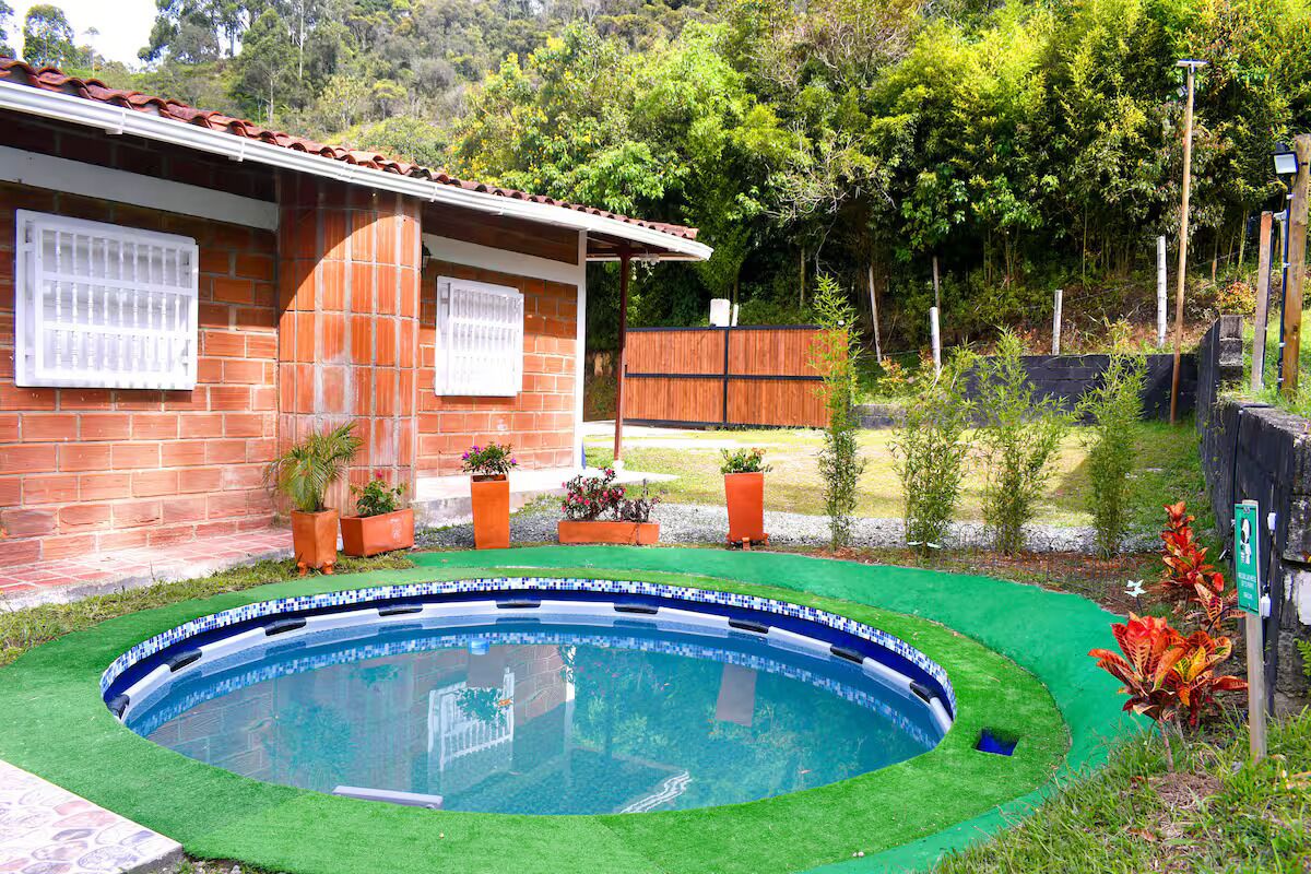 Una piscina al aire libre