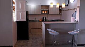 Kühlschrank, Mikrowelle, Ofen, Herdplatte