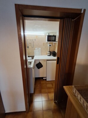 Kühlschrank, Mikrowelle, Herdplatte, Wasserkocher