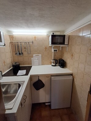 Réfrigérateur, micro-ondes, plaque de cuisson, bouilloire électrique