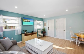 Living area - Island Paradise Cottage (Fort Myers Beach)