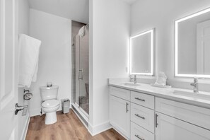 Hus - flere senge (Azul Townhomes B3) | Badeværelse