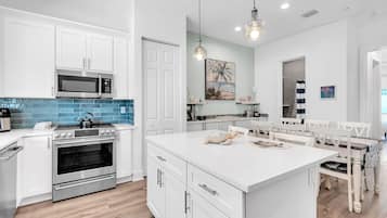 House, Multiple Beds (Azul Townhomes B3) | Private kitchen