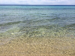 بالقرب من الشاطئ، كراسي للتشمس، مناشف للشاطئ