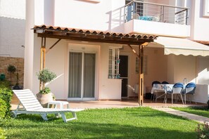 Outdoor dining - Bitzios Rent Houses  
Mezoneta Neakitos 15 (Νικήτη)