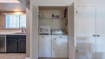 Condo, 1 cama King size y sofá cama (Sea Woods 115) | Interior