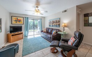 Condo, 1 cama King size y sofá cama (Sea Woods 115) | Área de sala de estar