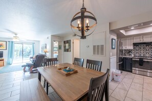 Apartment, 1 King-Bett und Schlafsofa (Sea Woods 115) | Innenbereich