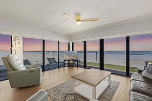 Apartment, Mehrere Betten (Ocean Reef Villas 110) | Wohnbereich | Fernseher